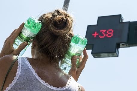 Meteo, ancora allerta caldo fino al 31 agosto: poi il fresco