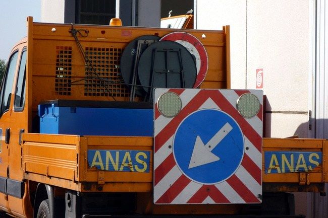 Auto in fiamme sulla SS 131 Dcn, traffico bloccato verso Nuoro