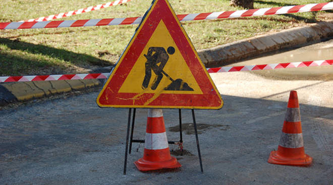 Proseguono i divieti di transito per lavori in viale Merello