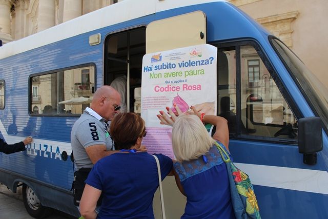 “Questo non è amore”, il camper della polizia contro la violenza di genere a Cagliari