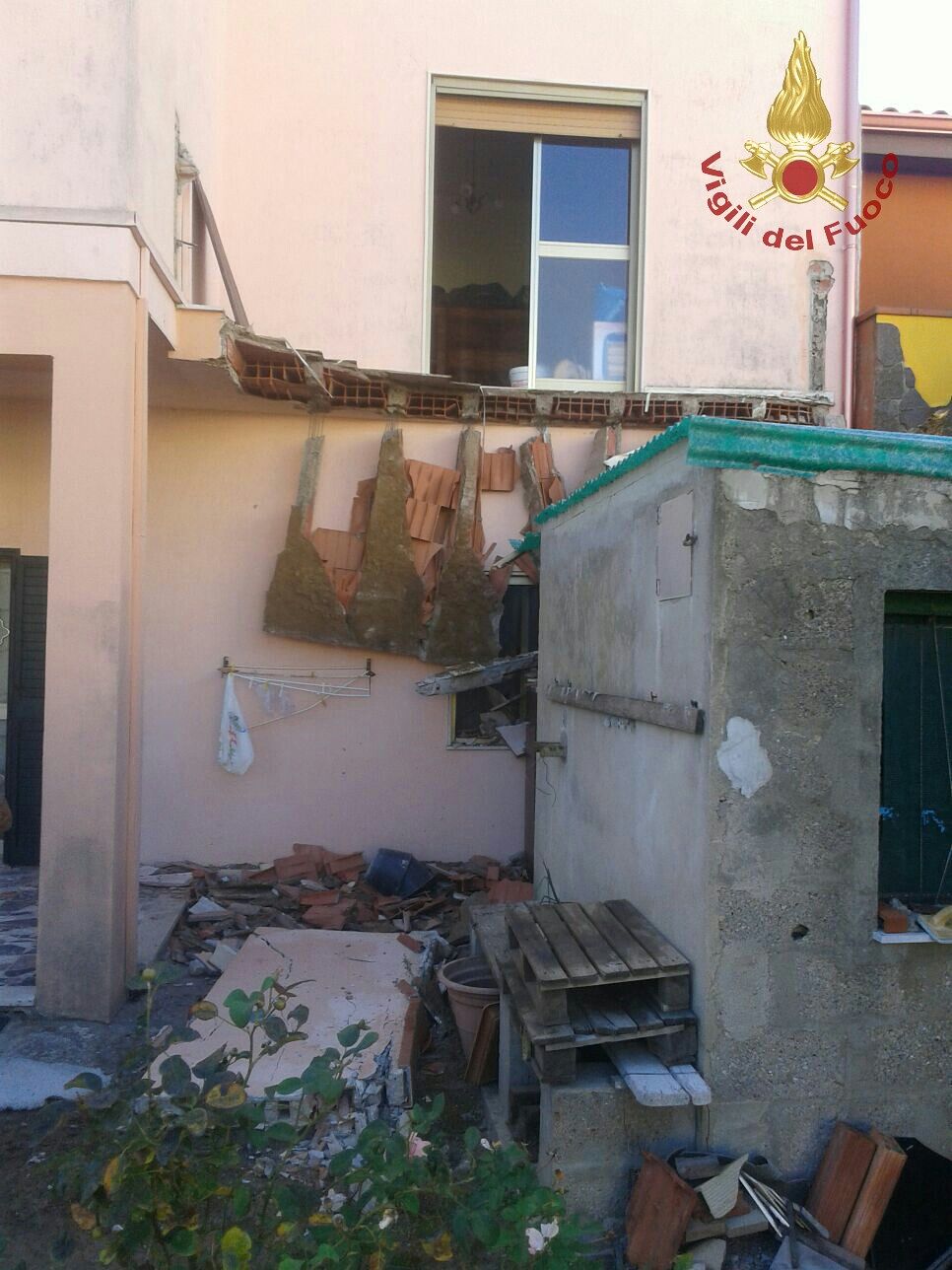 Crolla un balcone a Carbonia, ferita anziana di 80 anni