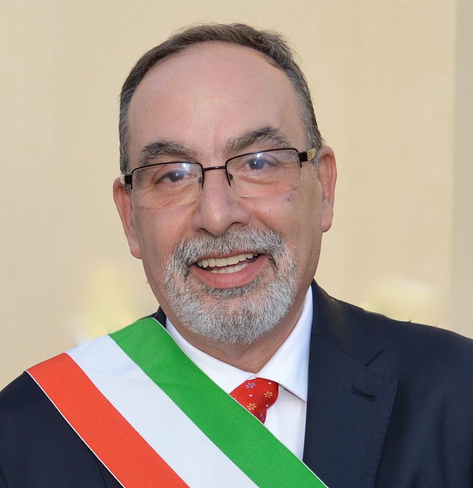 Quartu, fumo e puzza dallo stagno: il sindaco chiude le scuole