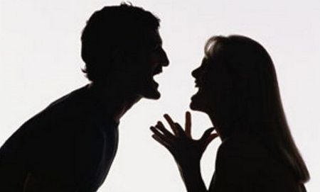 Obbligare la moglie a discutere è reato: lo dice la Cassazione
