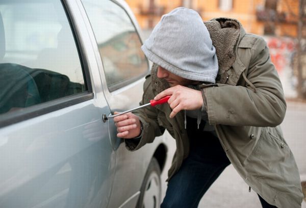 Cagliari, in trappola il ladro seriale di auto nuove: arrestato