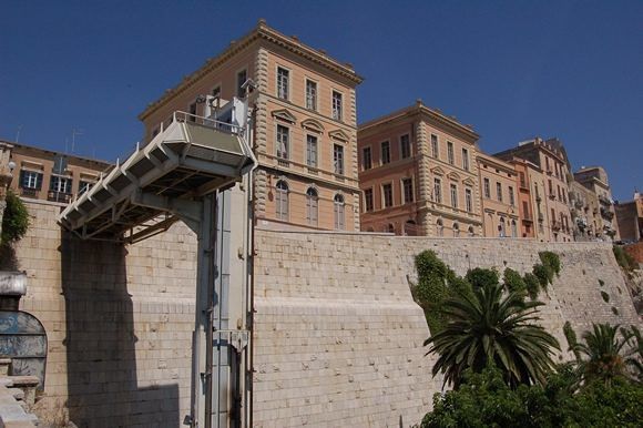 Castello, ascensore-trappola: si blocca con 5 turisti dentro, malore per una donna