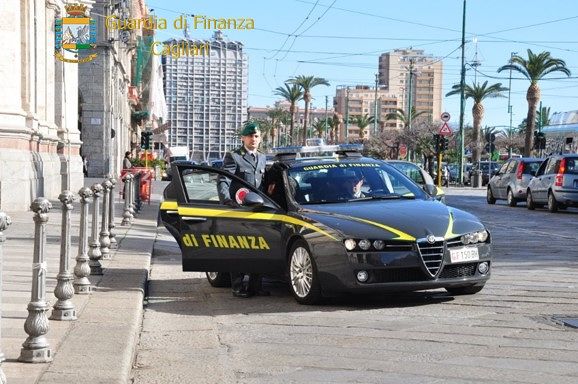 Blitz della Guardia di Finanza a Elmas e Decimo: sequestrati centinaia di capi contraffatti