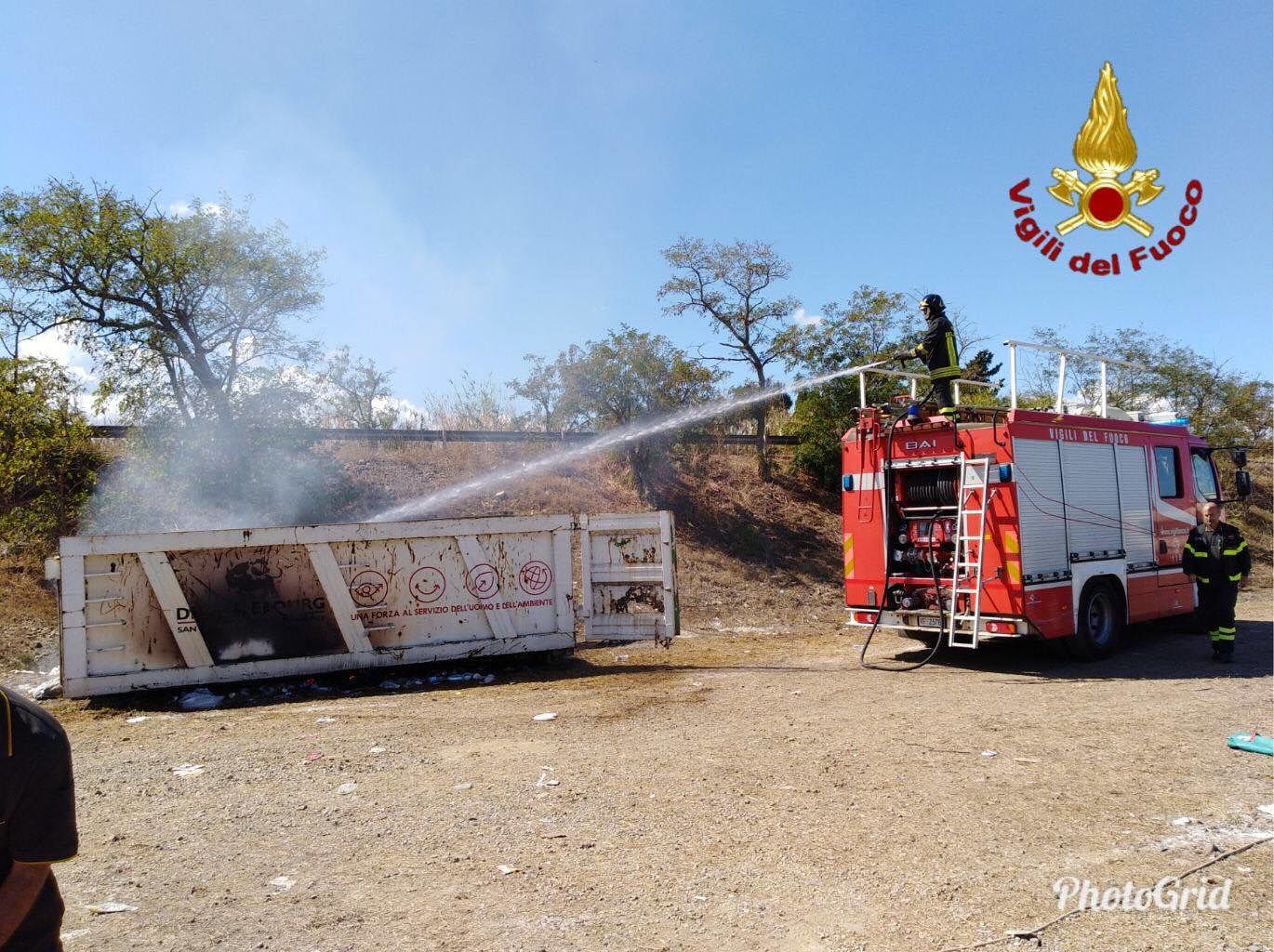 Paura a Santa Greca, va in fiamme a Decimo un container dei rifiuti