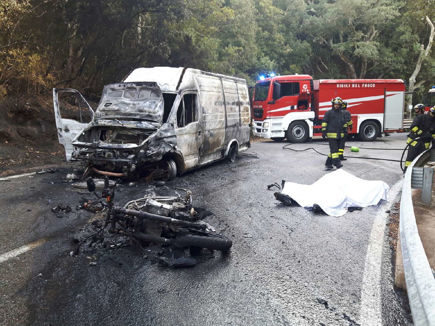 Campu Omu, schianto fatale con un furgone a Burcei: centauro muore carbonizzato