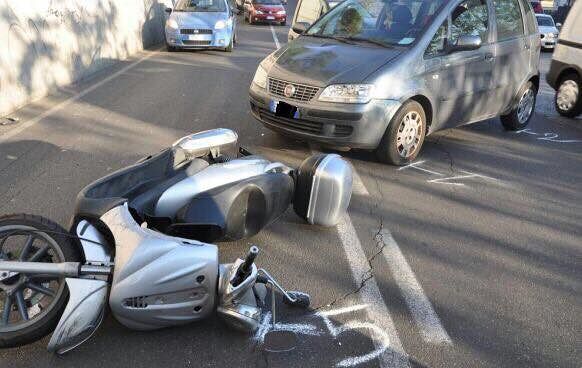 Incidente in via La Vega per una mancata precedenza, scooterista finisce all’ospedale