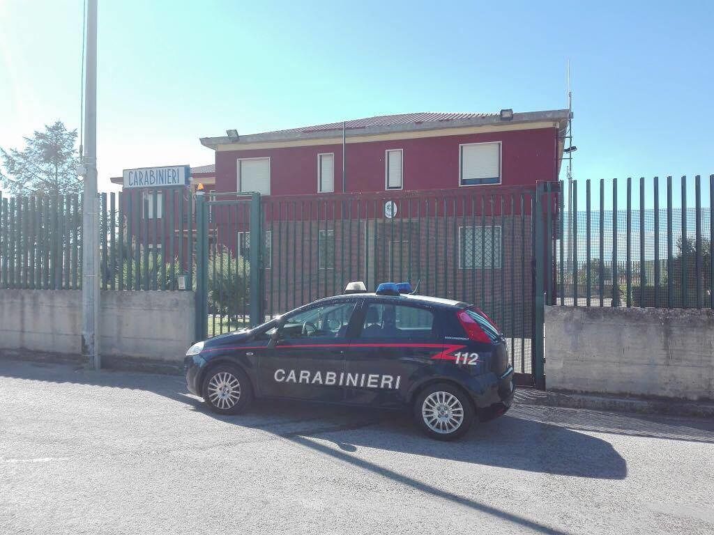 Brucia il posto di blocco e sperona l’auto dei carabinieri: in manette 24enne