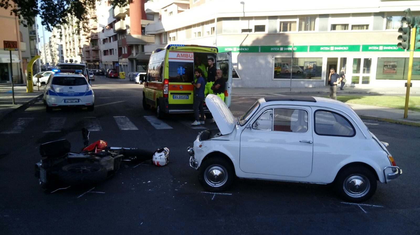 Scontro tra auto e moto in via Tuveri, ferite lievi per un motociclista