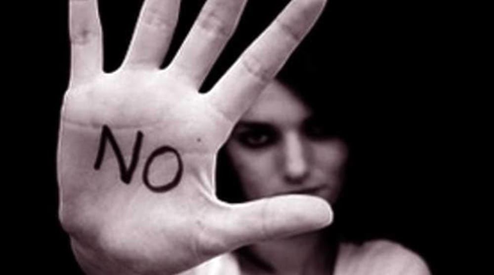 “Questo non è amore”: il camper della polizia per aiutare le donne vittime di violenze