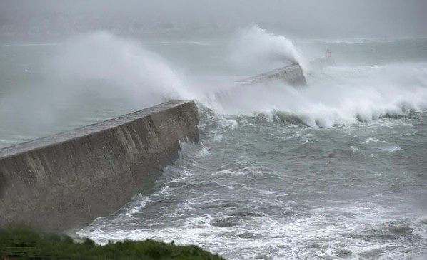 Maltempo a Cagliari, è allerta per forti raffiche di vento e mareggiate