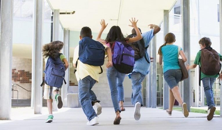 Under 14, vietata l’uscita da soli: le scuole avvertono i genitori. Anche a Cagliari
