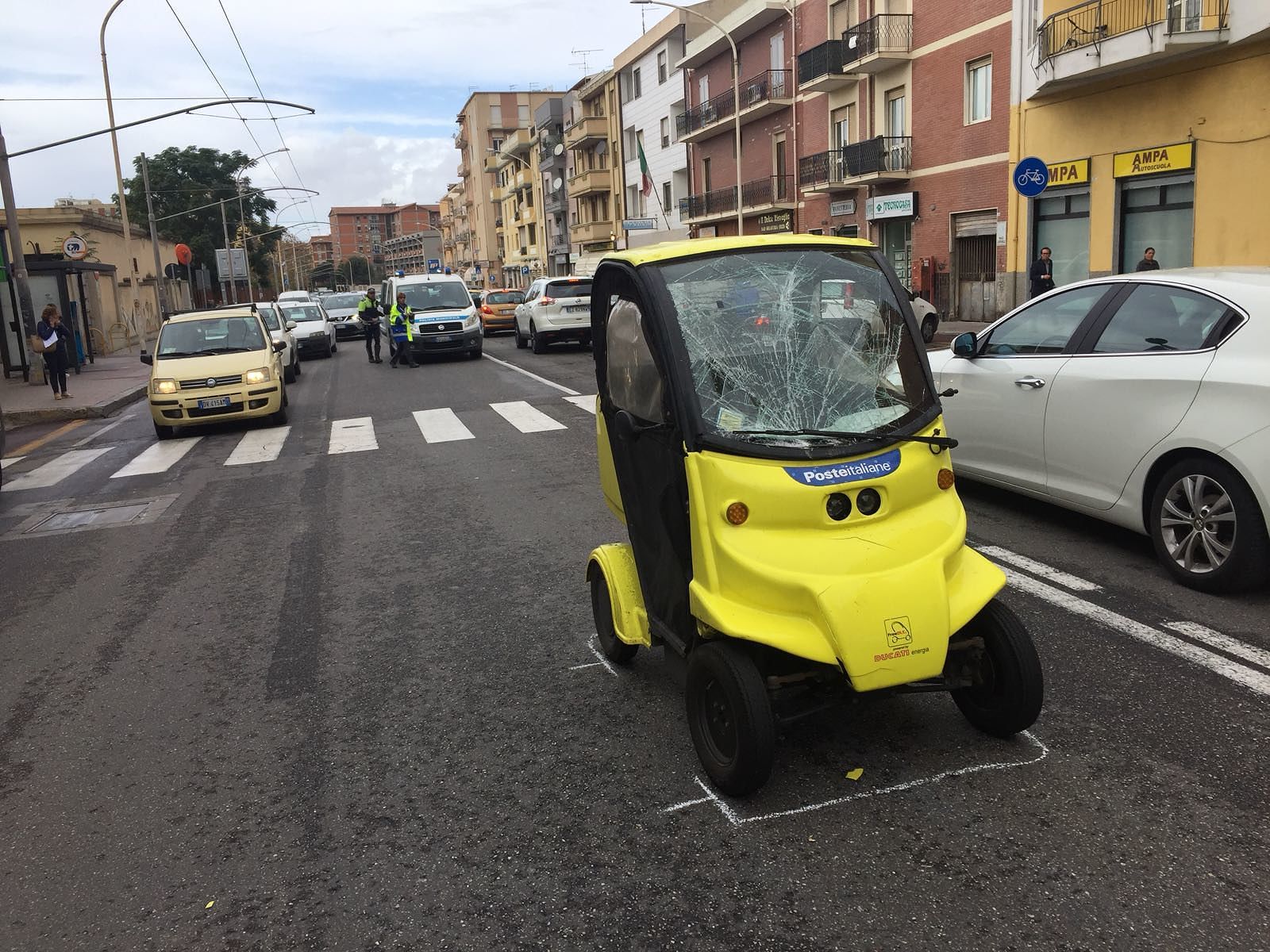 Postina investe un pedone in via Is Mirrionis: l’anziano è molto grave