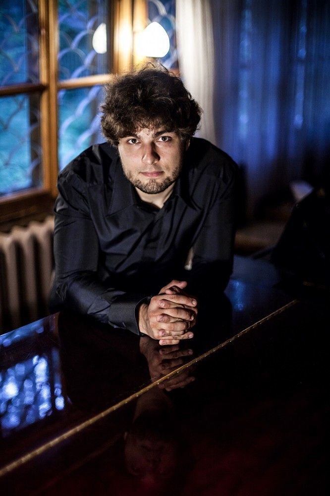 L’astro del pianoforte Lukas Geniušas debutta a Cagliari