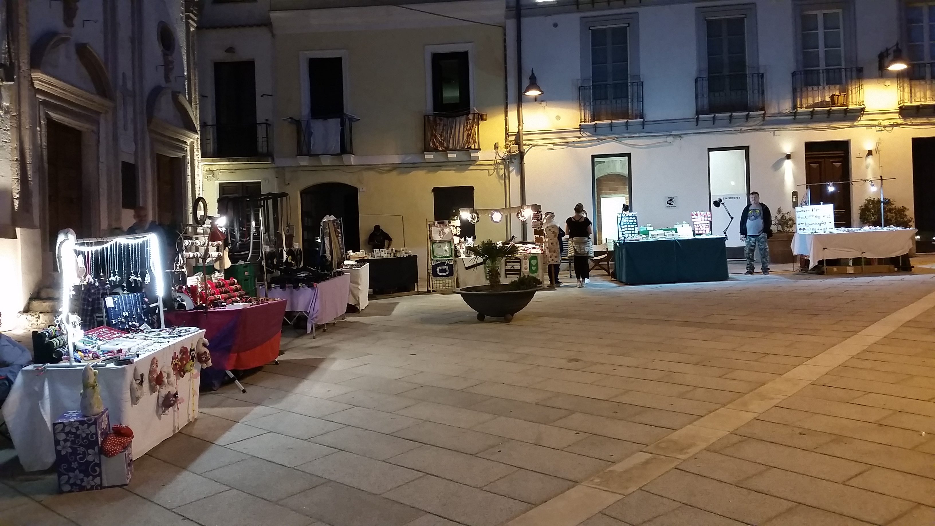 Cagliari, inaugurazione del mercatino in piazza San Giacomo