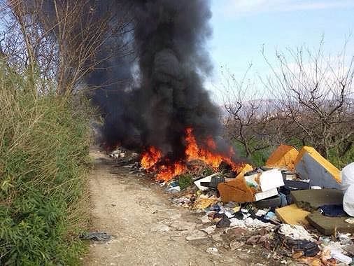 Assemini, abitanti sommersi dalla puzza: “Roghi di rifiuti continui, ora basta”