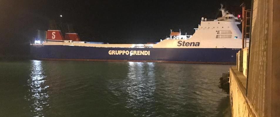 Porto canale di Cagliari, nella notte sbarca il carico di guerra: “Altamente pericoloso”