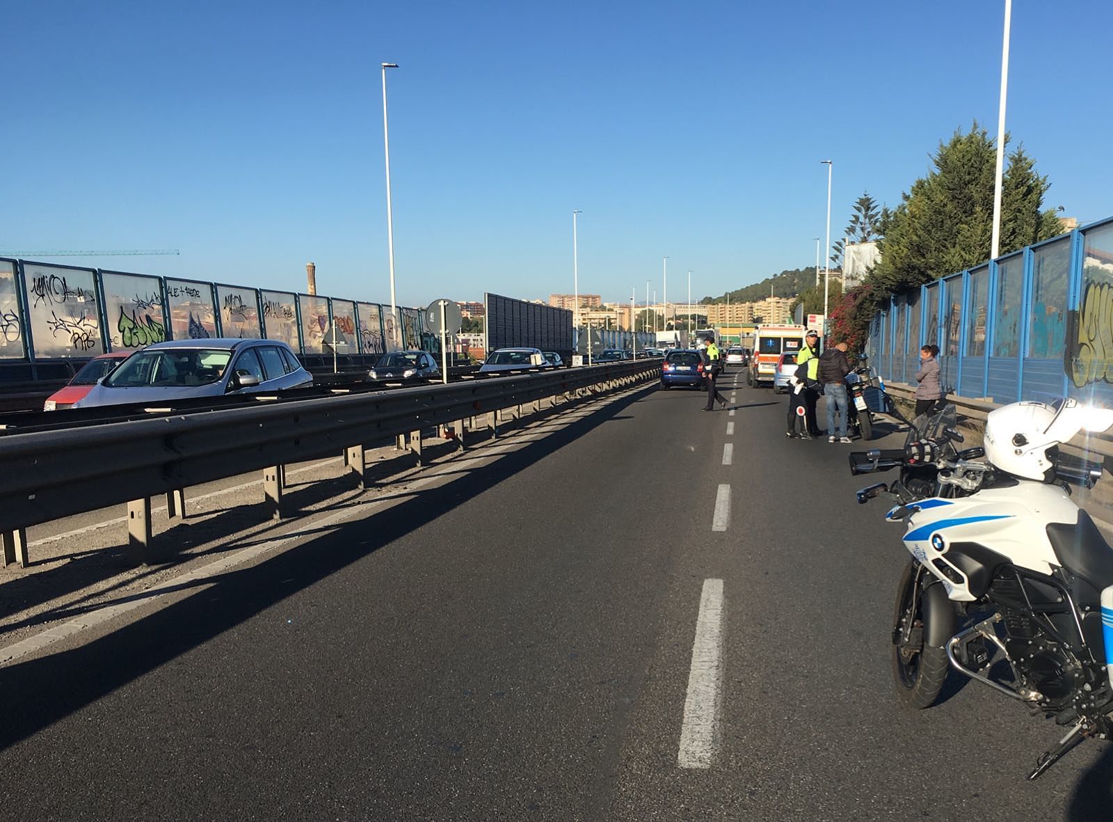 Scontro tra auto e moto sull’asse mediano, ferito un centauro
