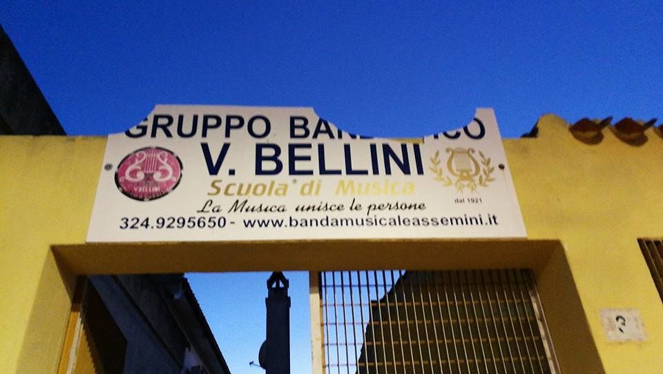 Vandali scatenati ad Assemini, distrutta l’insegna della scuola della banda musicale