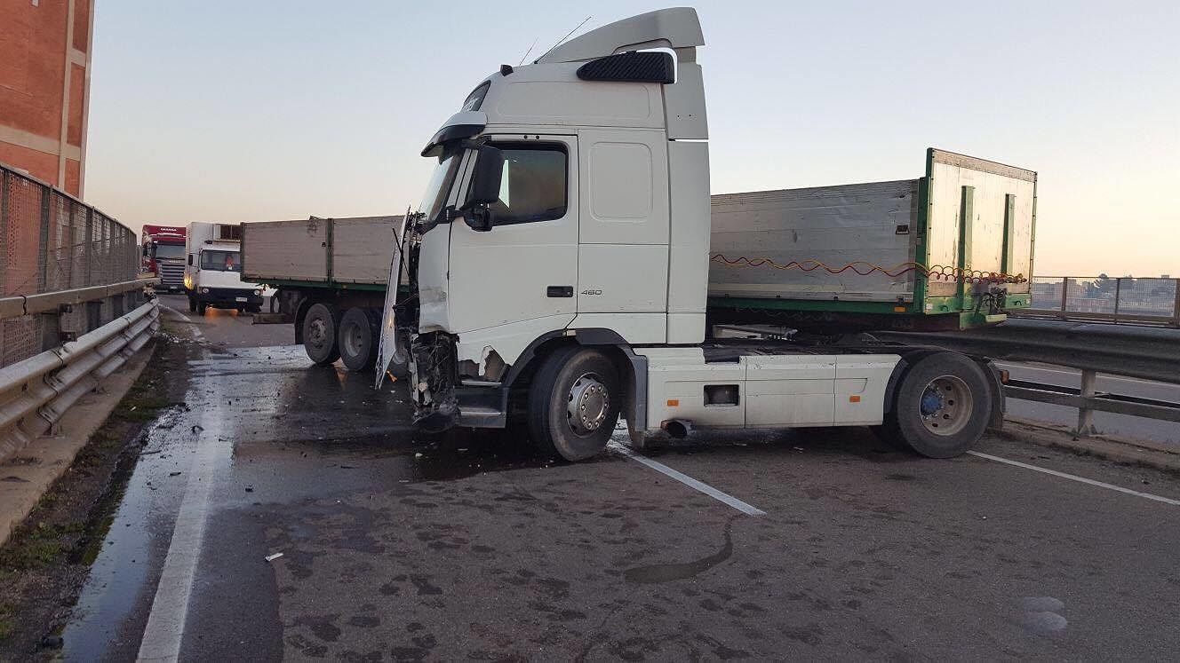 Autoarticolato di traverso sulla 195 racc, piovono detriti: chiusa via San Simone