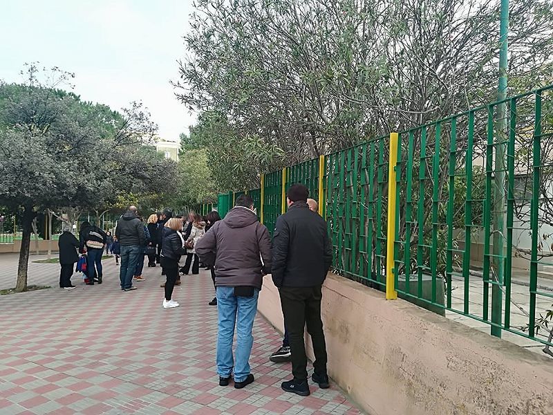 Sos mensa alla scuola di via Is Guadazzonis: “Cibi freddi e scadenti per gli alunni”