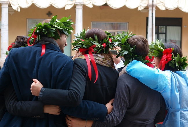 Addio brindisi e coriandoli: a Cagliari stop ai parenti alle lauree in Medicina