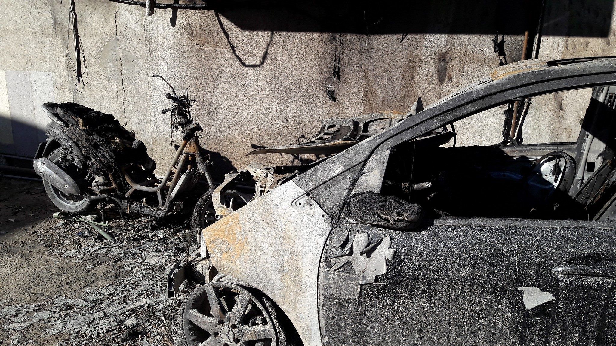 Pirri, l’inferno di fuoco in via Riva Villasanta: salvata anche una bimba