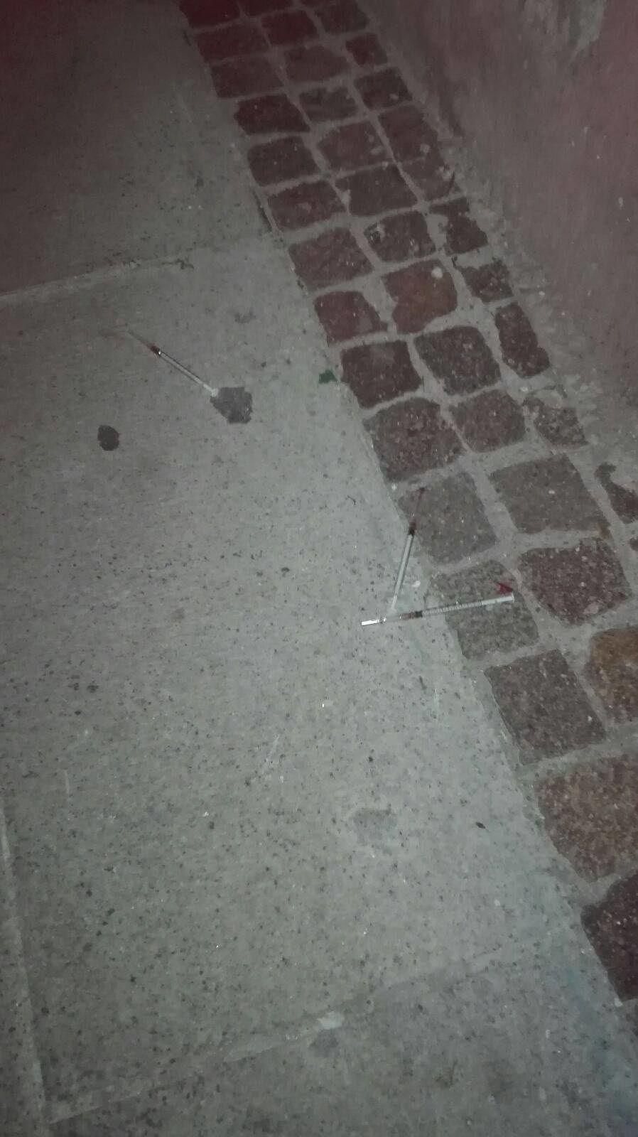 La Cagliari del degrado: siringhe abbandonate per strada a Stampace