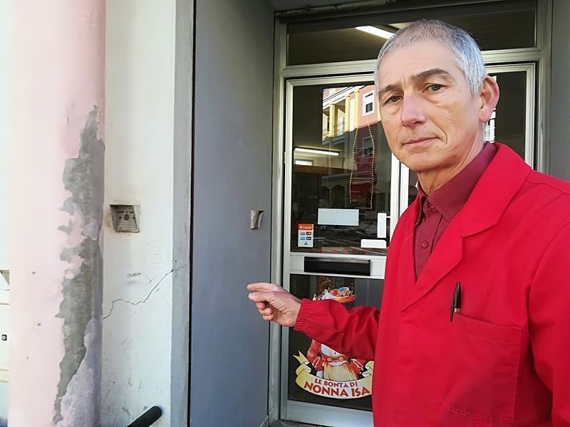 Luciano, unico negoziante nel rione dei crolli: “Isolati e penalizzati”