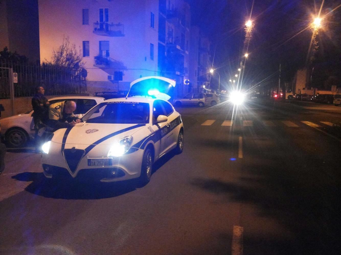 Ubriaco alla guida finisce contro un’auto parcheggiata in viale Monastir