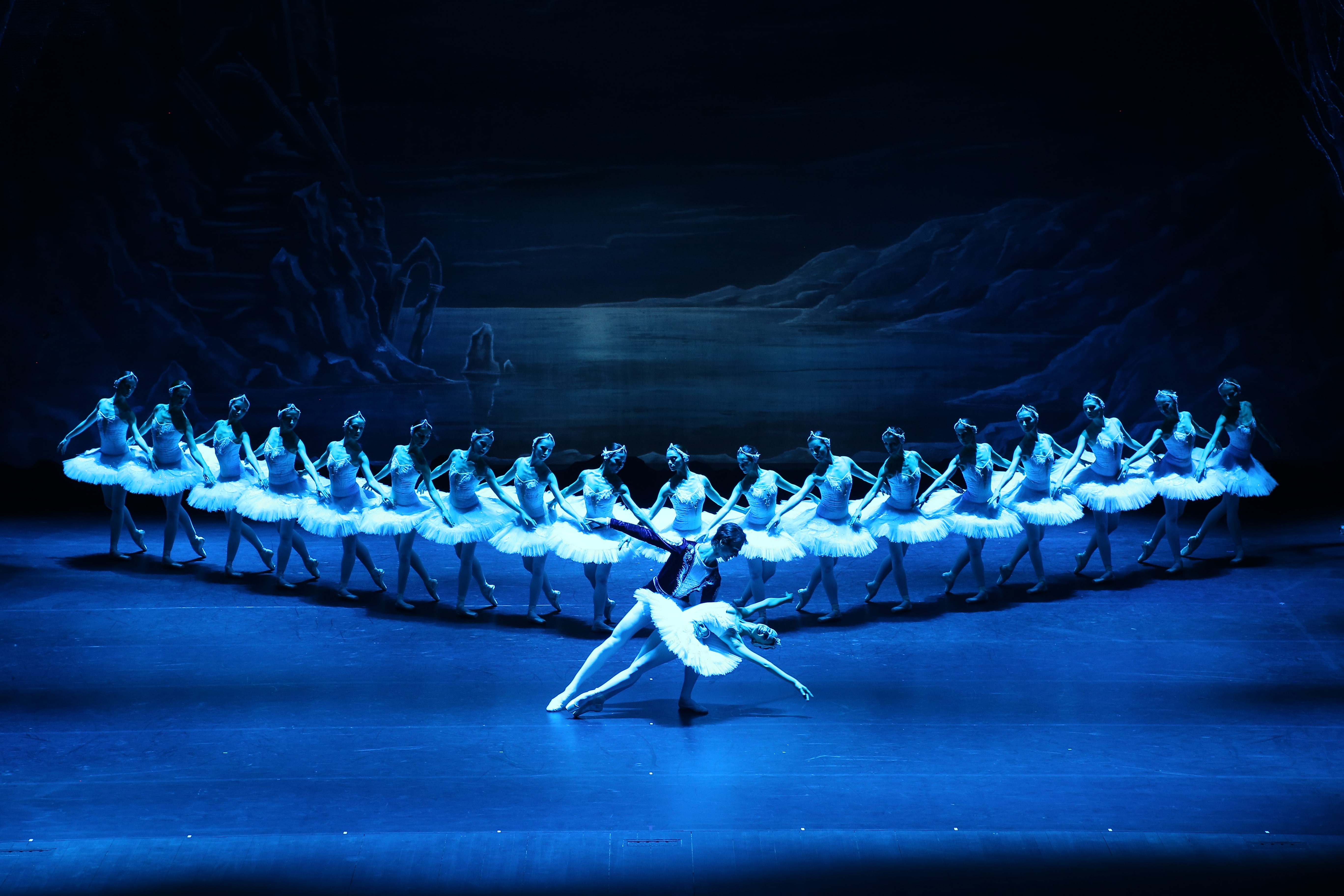 Il lago dei cigni di Čajkovskij con le stelle del Balletto di Stato della Georgia