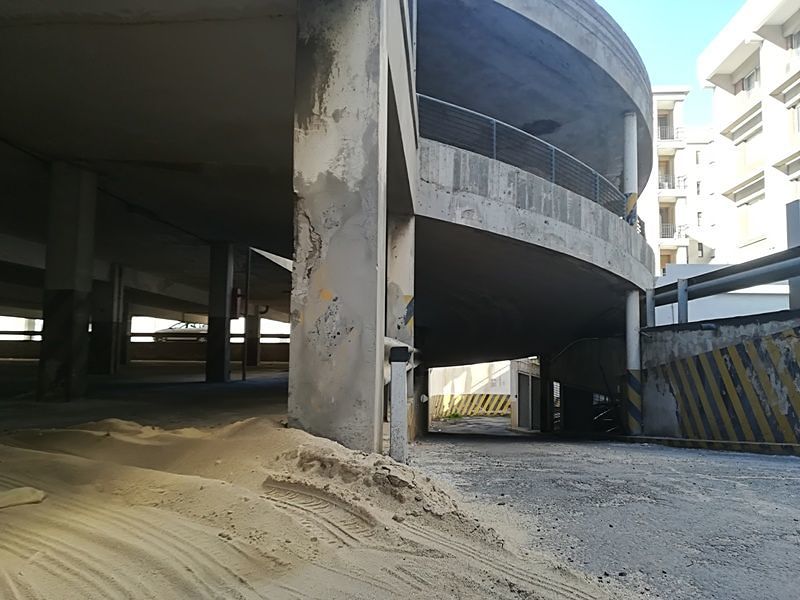 Cagliari, in via Caprera multipiano chiuso da 10 anni: polvere al posto di 400 auto