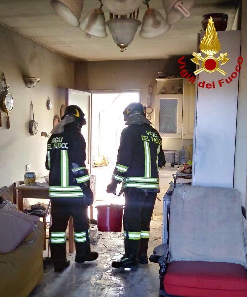 Sardegna, va a fuoco la cucina: anziana salvata dalla vicina