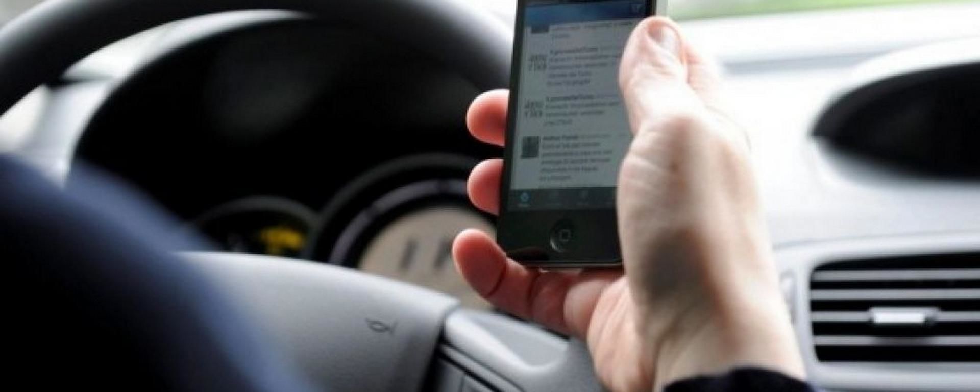 Cellulari alla guida, Codacons chiede controlli rigorosi delle forze dell’ordine