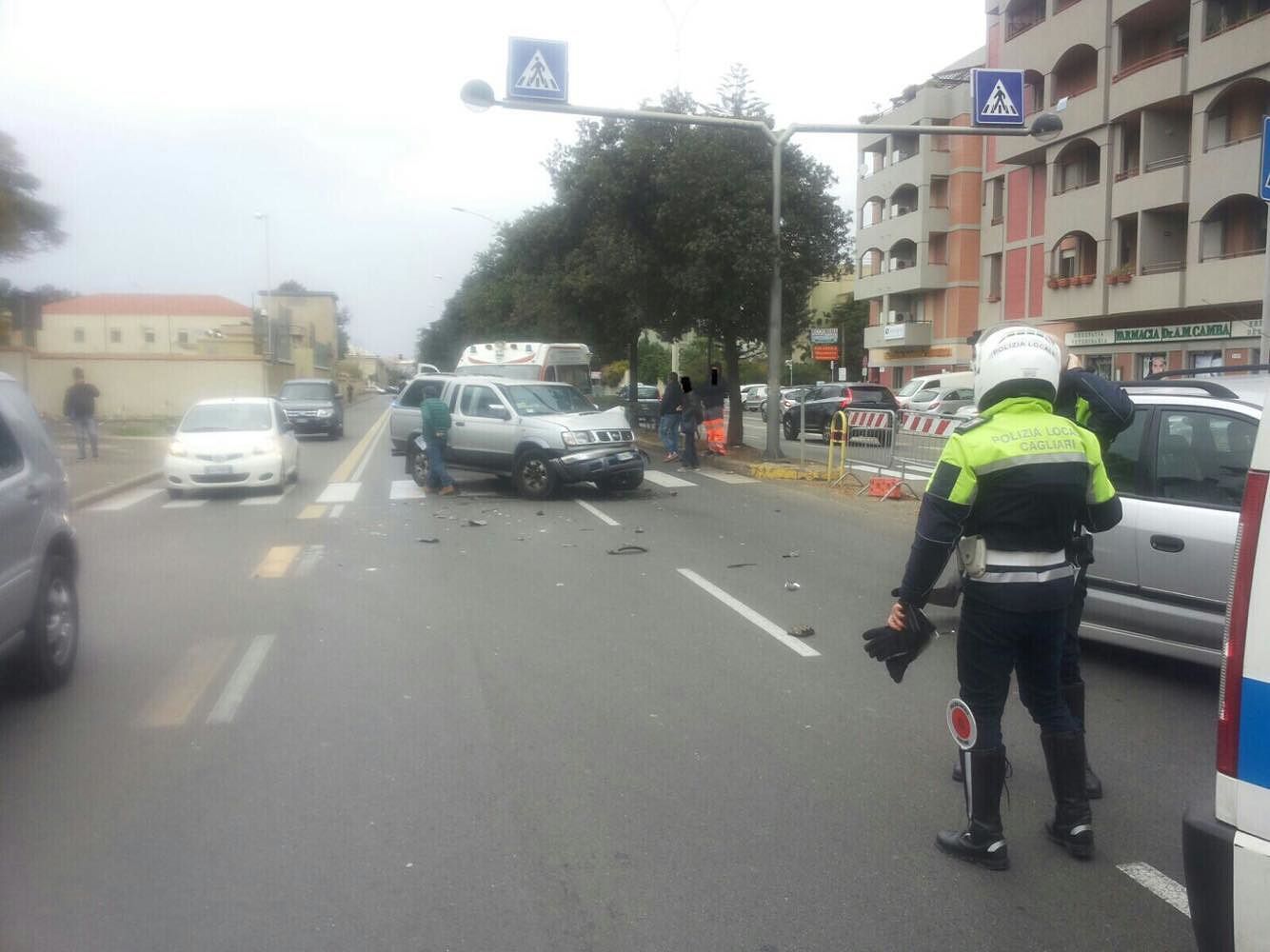 Poetto, violento tamponamento tra due auto: due feriti all’ospedale