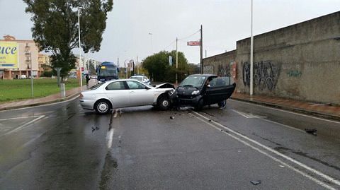 Cagliari, brucia lo stop e centra una Smart: un ferito all’ospedale