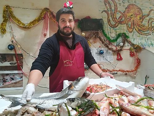 Natale a tavola, i cagliaritani vanno sul sicuro: “Orate e scampi, prezzi bloccati”
