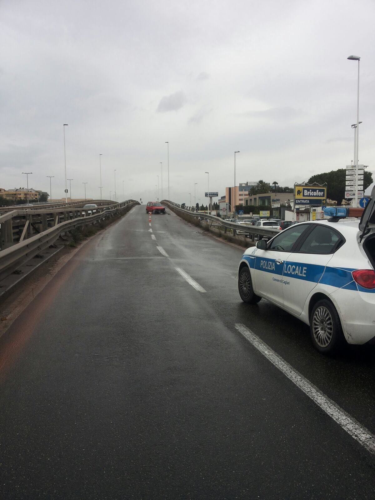 Asse Mediano, ancora un incidente: auto contro guardrail, un ferito