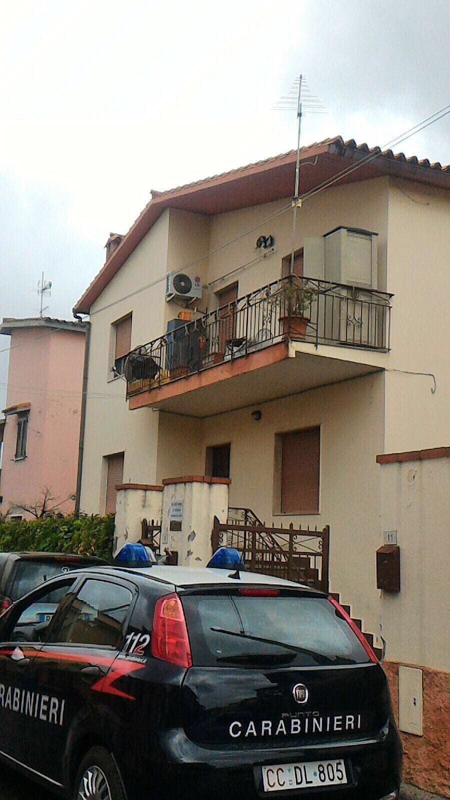 Panico a Pula, bomba carta lanciata contro il balcone di una casa