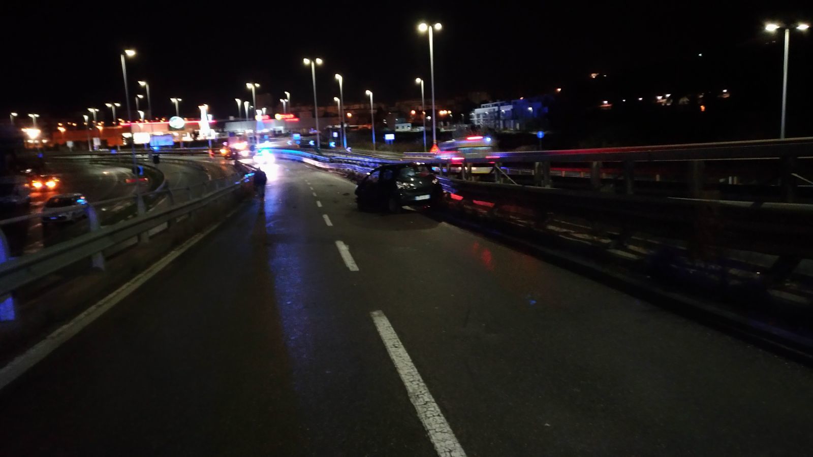 Auto perde il controllo sull’asse mediano, ferita una 27enne di Elmas