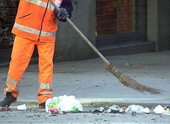 Cagliari, “spazzini” al lavoro a Natale e Capodanno: è polemica