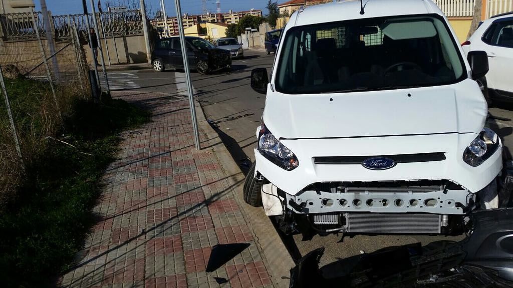 Cagliari, crash a Barracca Manna: accelera invece che frenare, carambola tra furgone e tre auto