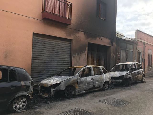 La notte del fuoco: incendio doloso a Elmas, tre auto carbonizzate a Pirri