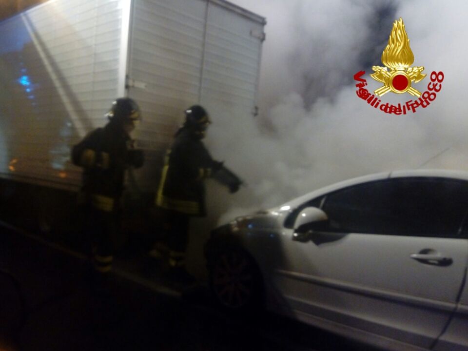 Fiamme a Quartucciu, i vigili del fuoco “salvano” un autocarro