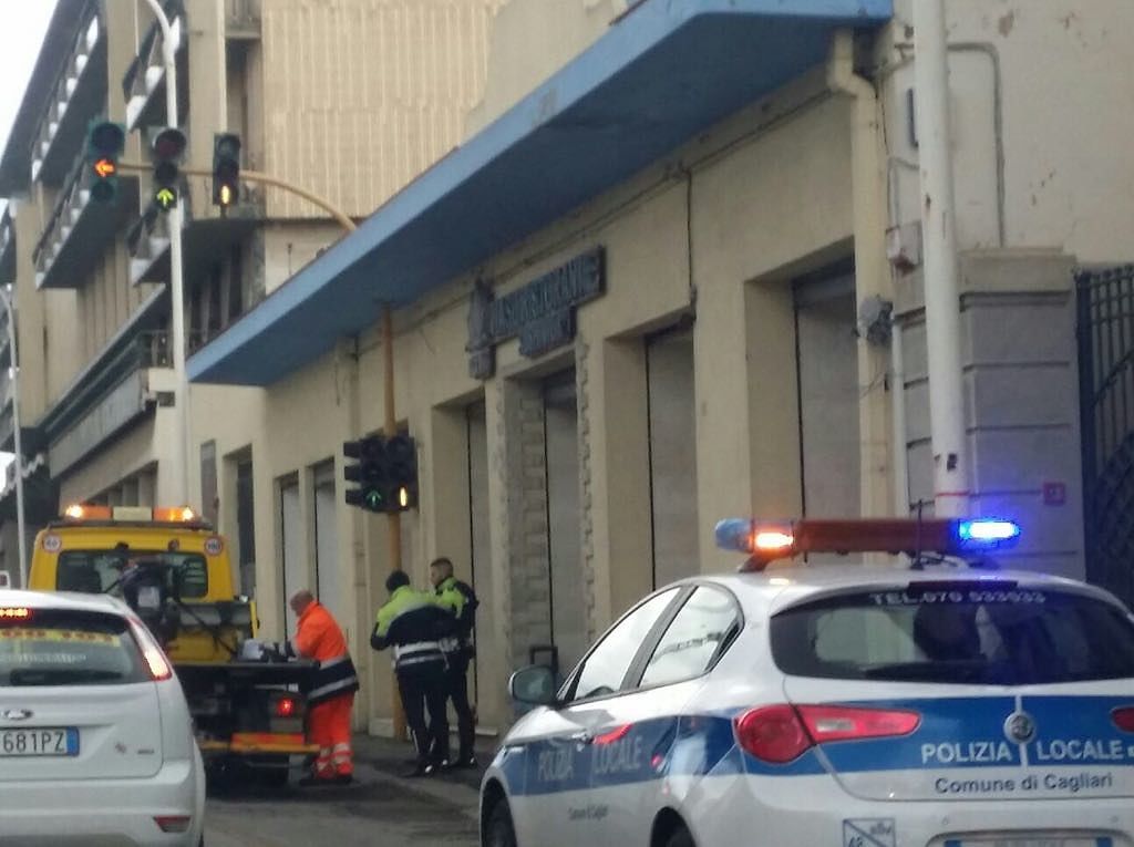 Scontro tra un’auto e una moto in viale Diaz: motociclista ferito