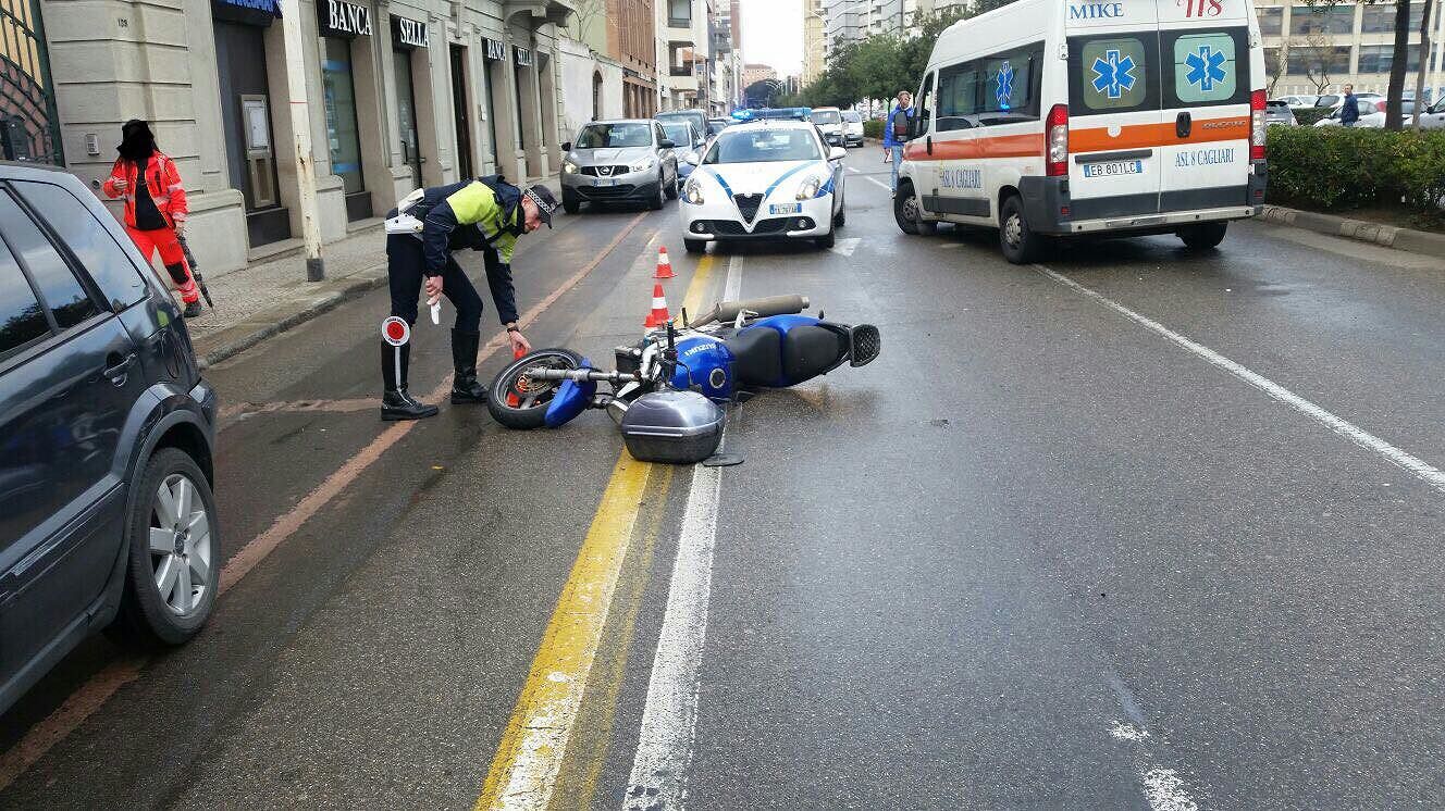 Viale Diaz, perde il controllo della moto e scivola per 30 metri: centauro all’ospedale