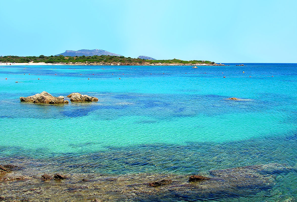 Dramma in Sardegna: un ex poliziotto di 55 anni si toglie la vita in spiaggia