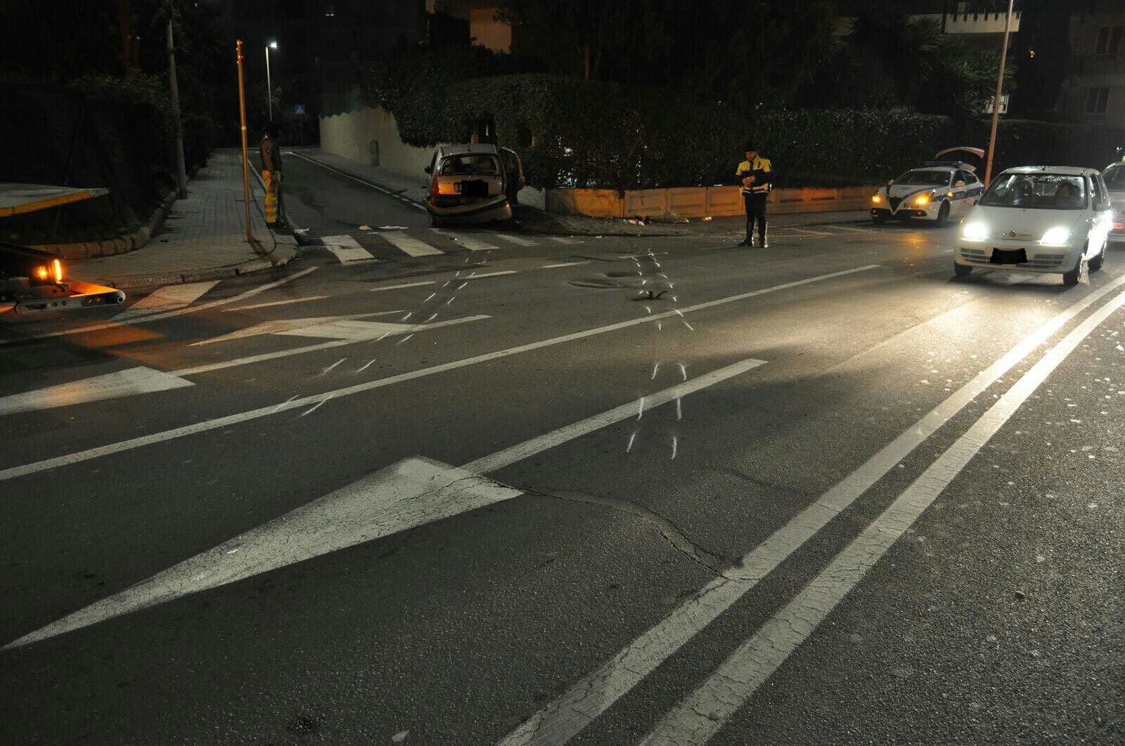 Crash in via Cadello, auto contro un muro: 4 giovani in codice rosso